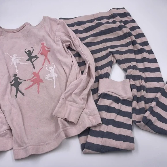 SOLD - Girls pajamas. 11 pieces. Size 6/6X - Picture 5 of 10